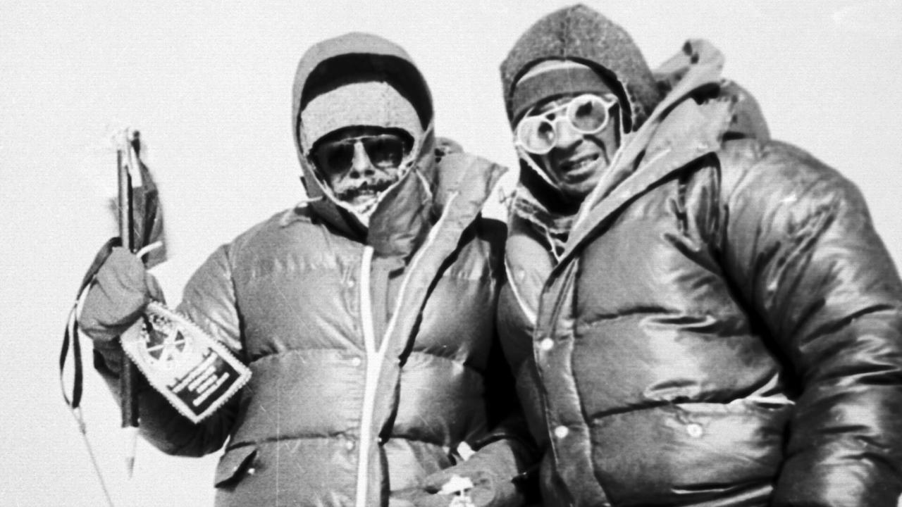 Slovenskí horolezci Zoltán Demján (vľavo) a Jozef Psotka vystúpili 15. októbra 1984 na najvyššiu horu sveta Mount Everest.