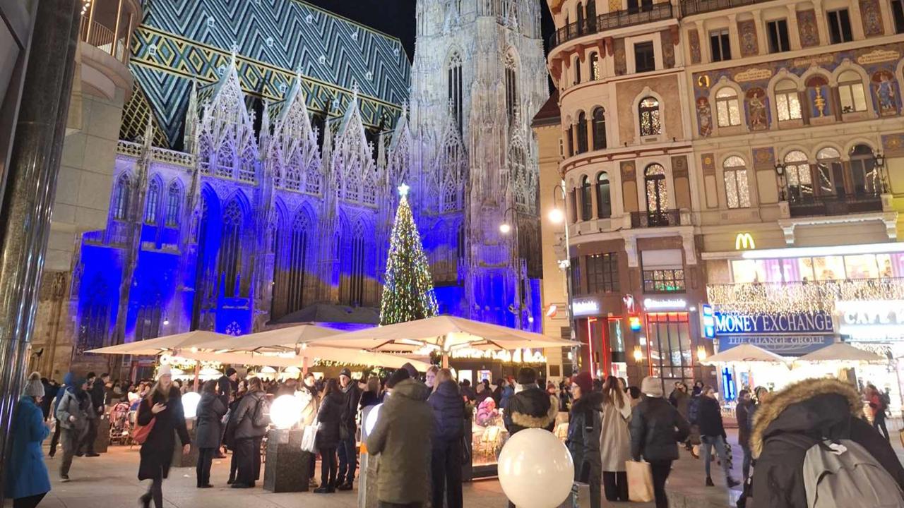 Vianočné trhy vo Viedni majú svoje čaro. Námestie pri Dóme svätého Štefana.