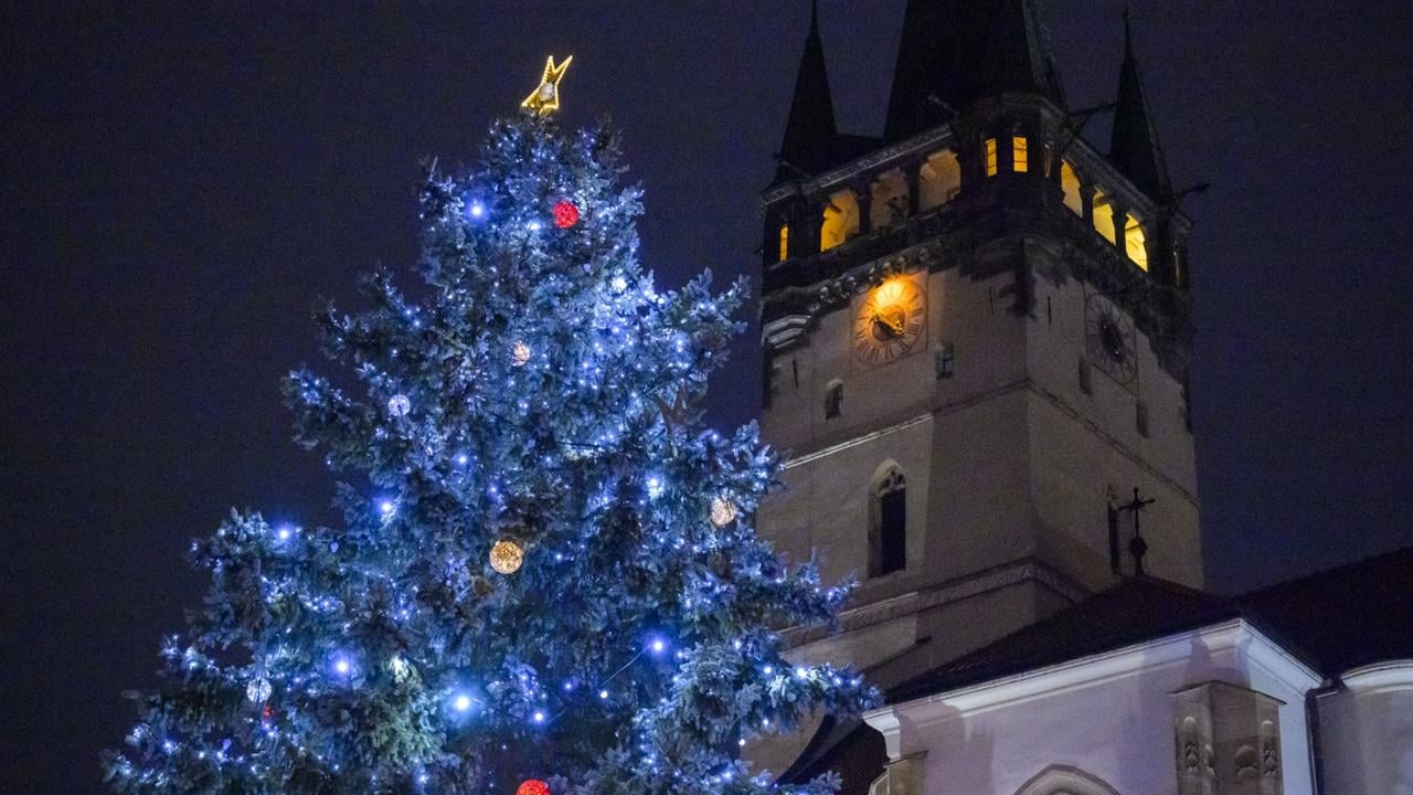 Na snímke rozsvietený vianočný stromček na vianočných trhoch, v pozadí veža Konkatedrály svätého Mikuláša v Prešove 6. decembra 2024. 