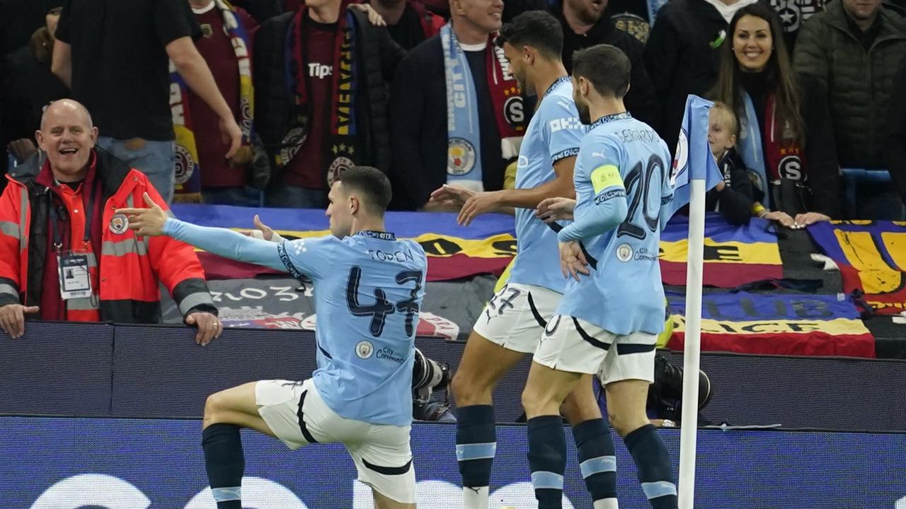 JB 55 Manchester - Hráč Manchesteru City Phil Foden (vľavo) oslavuje so spoluhráčmi po tom, ako strelil úvodný gól počas zápasu 3. kola ligovej fázy Ligy majstrov Manchester City - Sparta Praha v Manchesteri 23. októbra 2024. FOTO TASR/AP

Manchester City's Phil Foden celebrates after scoring his side's first goal during the Champions League opening phase soccer match between Manchester City and Spartak Prague at the Etihad Stadium in Manchester, England, Wednesday, Oct.23 , 2024. (AP Photo/Dave Thompson)