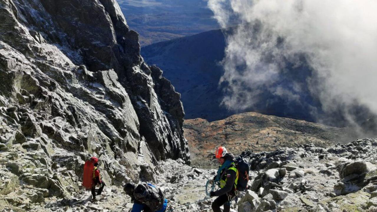 Záchranári vyrazili k turistovi pozemne. 