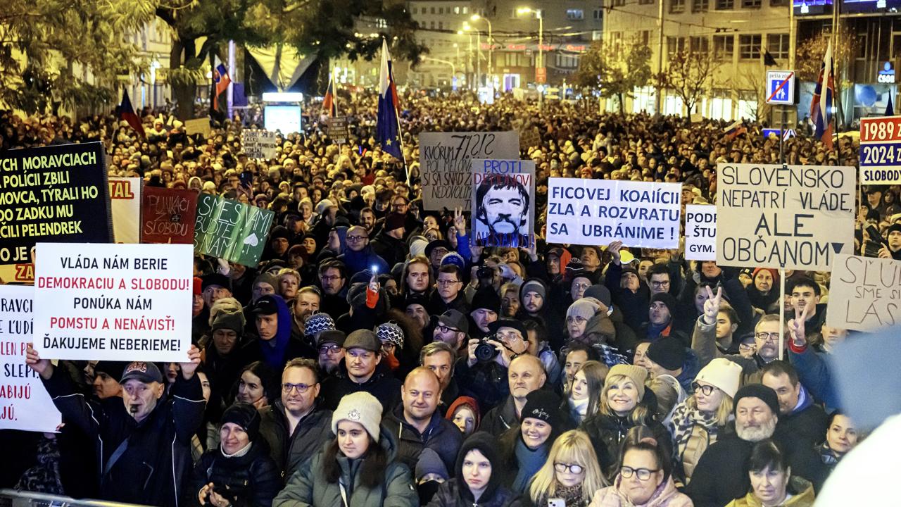 Prezidentovi Pellegrinimu sa nepáčilo, že 35. výročie Nežnej revolúcie nesprevádzajú žiadne oficiálne oslavy pripravené vládou.