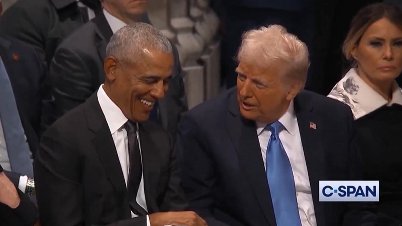 Ako dvaja najlepší kamaráti. Trump a Barack Obama sa spolu bavili na pohrebe Cartera.