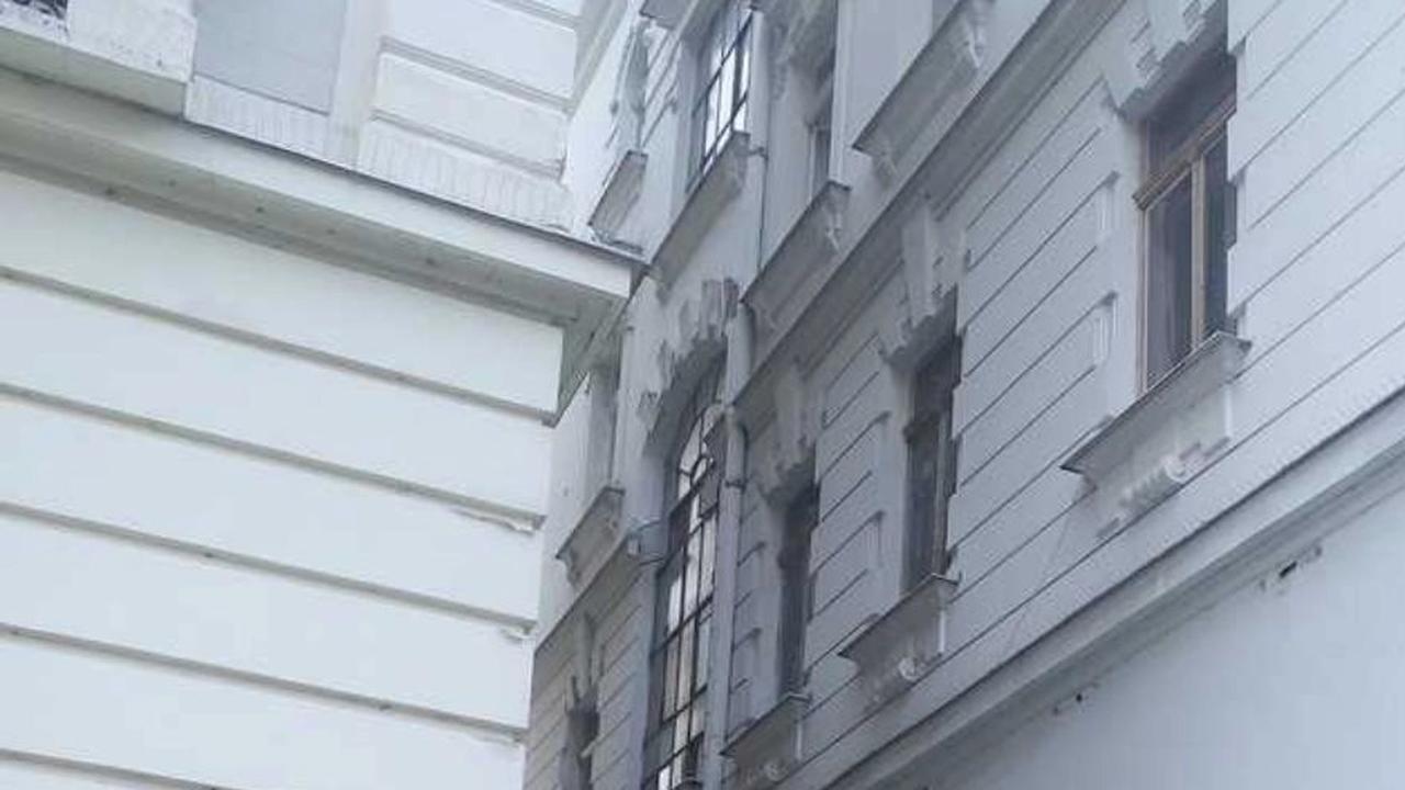 Žena vypadla pri umývaní okien.