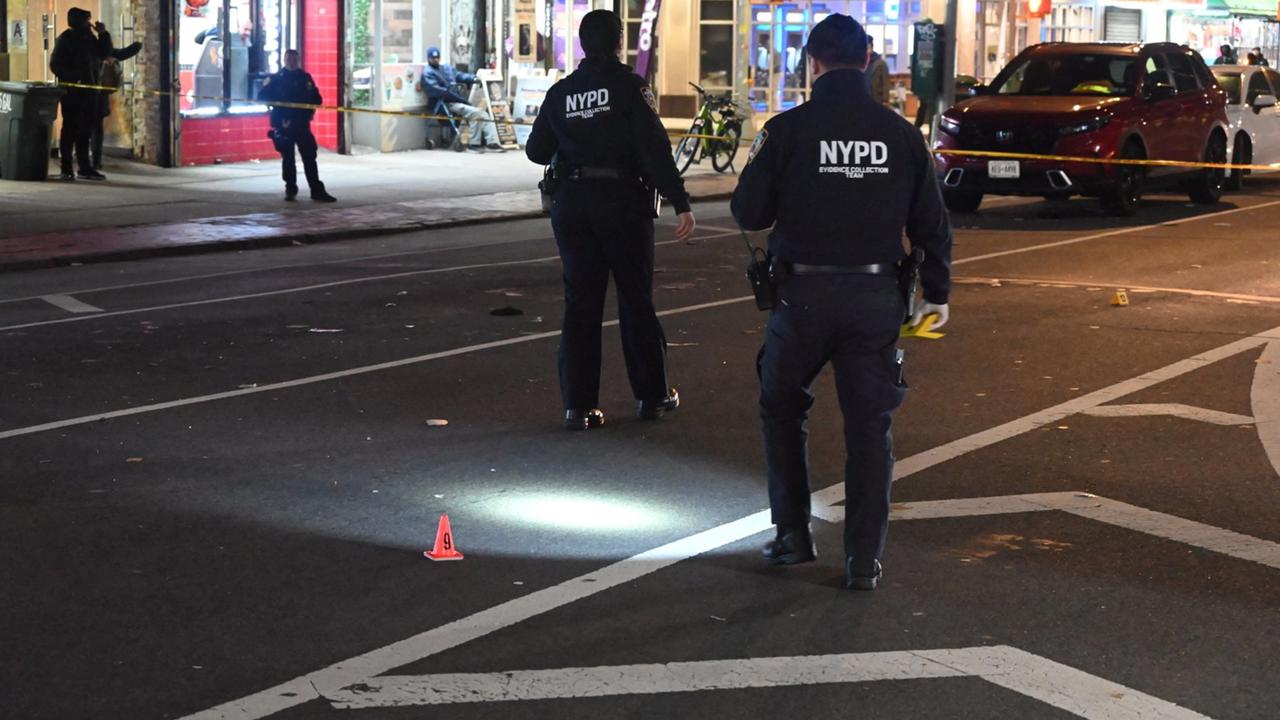 Polícia zasahuje na mieste streľby v obchode, kde utrpelo zranenia 6 ľudí, v New Yorku, 31. decembra 2024.