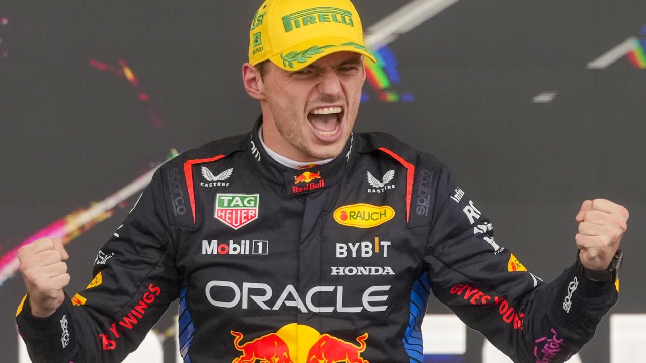 Max Verstappen na Red Bulle sa raduje na pódiu z víťazstva na nedeľnej VC Brazílie