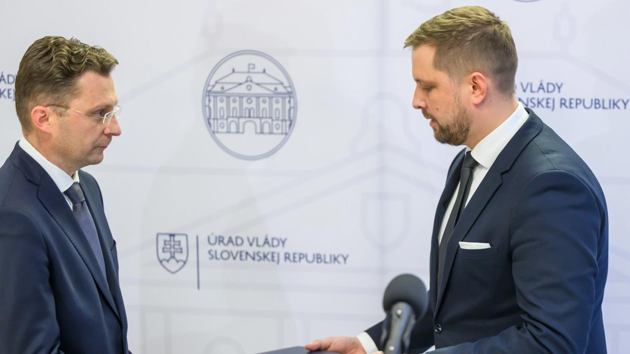 Na snímke sprava minister zdravotníctva SR Kamil Šaško (Hlas-SD) a predseda Lekárskeho odborového združenia (LOZ) Peter Visolajský.