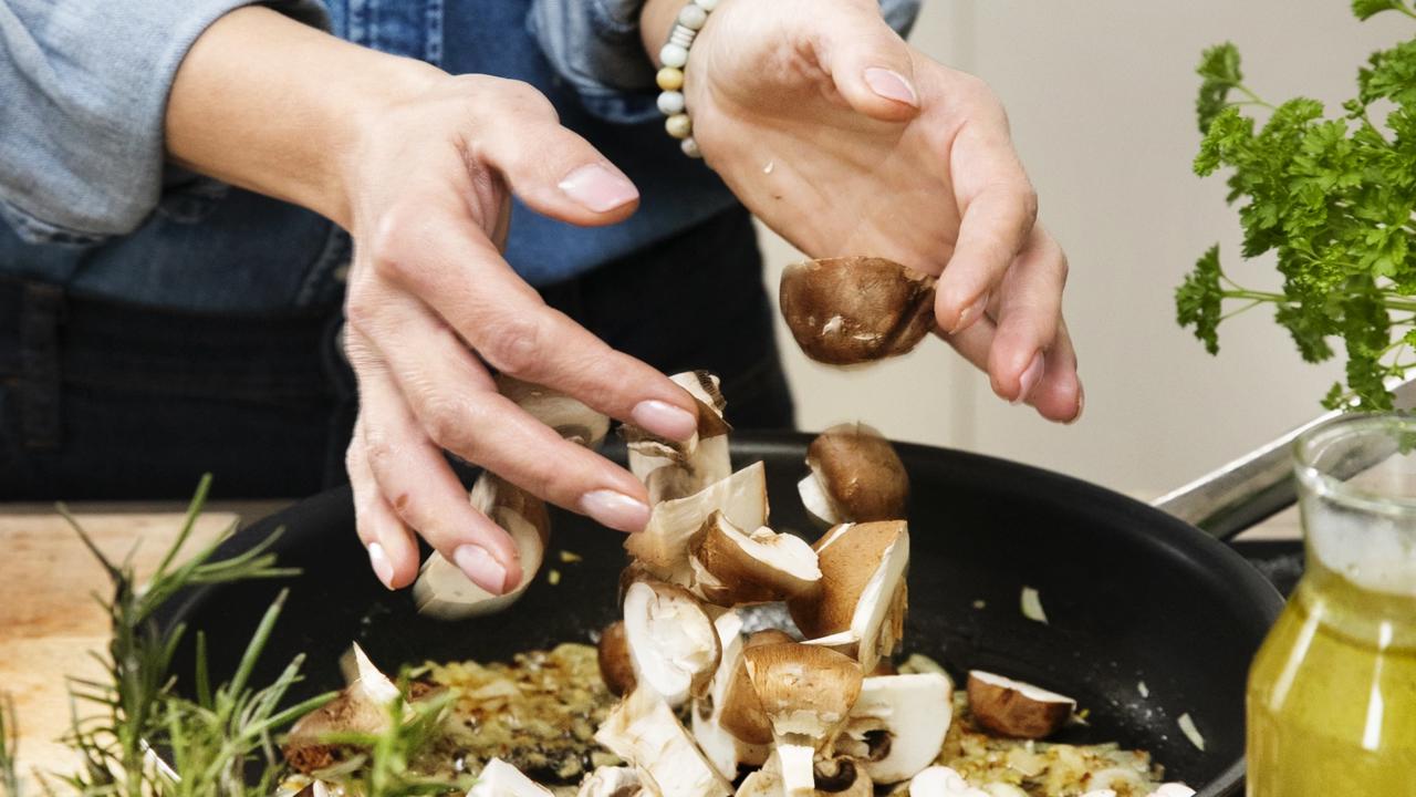 fazuľovo - hubový stew, Veggie s Veronikou

recept:
4 PORCIE, PRÍPRAVA 30 MINÚT, VARENIE 30 MINÚT
• 2 lyžice olivového oleja
• 1 cibuľa • 500 g hnedých šampiňónov • pol lyžičky sušeného tymianu • pol lyžičky sušeného rozmarínu • pol lyžičky soli • čierne korenie podľa chuti • 3 strúčiky cesnaku • 2 lyžičky hladkej múky • 2 lyžičky sójovej omáčky • 1 lyžička dijonskej horčice • 750 ml zeleninového
vývaru • 500 g zemiakov
• 400 g bielych fazúľ cannellini z k