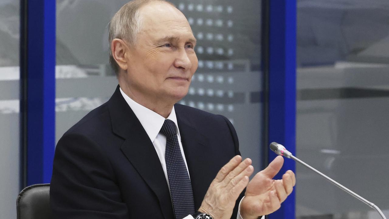 WA 6 Murmansk - Ruský prezident Vladimir Putin tlieska počas videokonferencie v Murmansku vo štvrtok 27. marca 2025. Putin navrhuje, aby Ukrajina prešla pod „dočasnú správu“ Organizácie Spojených národov s cieľom usporiadať na jej území „demokratické“ voľby, aby tak o mierovej dohode bolo možné rokovať už s novým vedením.  Putin navrhuje, aby sa takýto scenár zvážil ako jedna z možností. FOTO TASR/AP 

Russian President Vladimir Putin attends the initial loading ceremony at Lavna coal transshipment complex via videoconference in Murmansk, Russia, Thursday, March 27, 2025. (Sergei Karpukhin, Sputnik, Kremlin Pool Photo via AP)