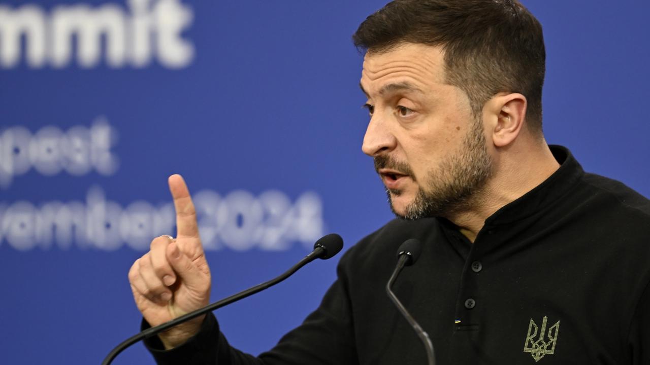 WA 53 Budapešť - Ukrajinský prezident Volodymyr Zelenskyj gestikuluje na tlačovej konferencii na 5. summite Európskeho politického spoločenstva (EPC) v Budapešti vo štvrtok 7. novembra 2024. FOTO TASR/AP
Ukraine's President Volodymyr Zelenskyy speaks during a press conference during the European Political Community (EPC) Summit at the Puskas Arena in Budapest , Hungary, Thursday, Nov. 7, 2024. (AP Photo/Denes Erdos)