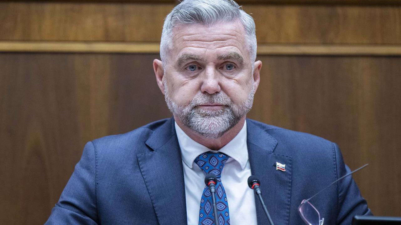 Na snímke podpredseda Národnej rady (NR) SR Tibor Gašpar (Smer-SD) počas hlasovania k otvoreniu 34. schôdze NR SR na vyslovenie nedôvery ministrovi obrany SR Robertovi Kaliňákovi (Smer-SD) v utorok 1. apríla 2025 v Bratislave. Mimoriadnu schôdzu Národnej rady (NR) SR k odvolávaniu ministra obrany Roberta Kaliňáka (Smer-SD) sa zatiaľ nepodarilo otvoriť. Poslanci neboli uznášaniaschopní. FOTO TASR - Jakub Kotian