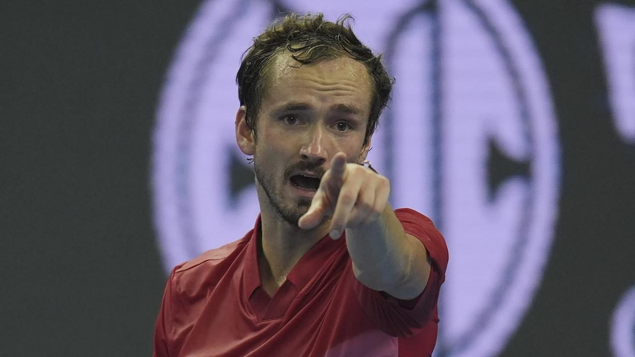 Ruský tenista Daniil Medvedev reaguje počas zápasu proti Francúzovi Adrianovi Mannarinovi v 2. kole dvojhry na tenisovom turnaji ATP v Pekingu.