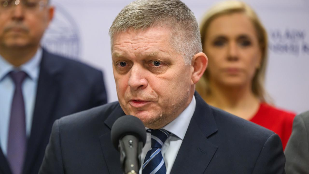 Na snímke zľava minister financií SR Ladislav Kamenický (Smer-SD), predseda vlády SR Robert Fico (Smer-SD) a podpredsedníčka vlády a ministerka hospodárstva SR Denisa Saková (Hlas-SD) počas tlačovej konferencie po 64. schôdzi vlády SR v Bratislave 13. decembra 2024. FOTO TASR - Jaroslav Novák