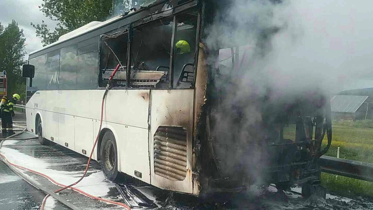 Celkový záber na autobus, ktorého zachvátil požiar. Závažná Poruba