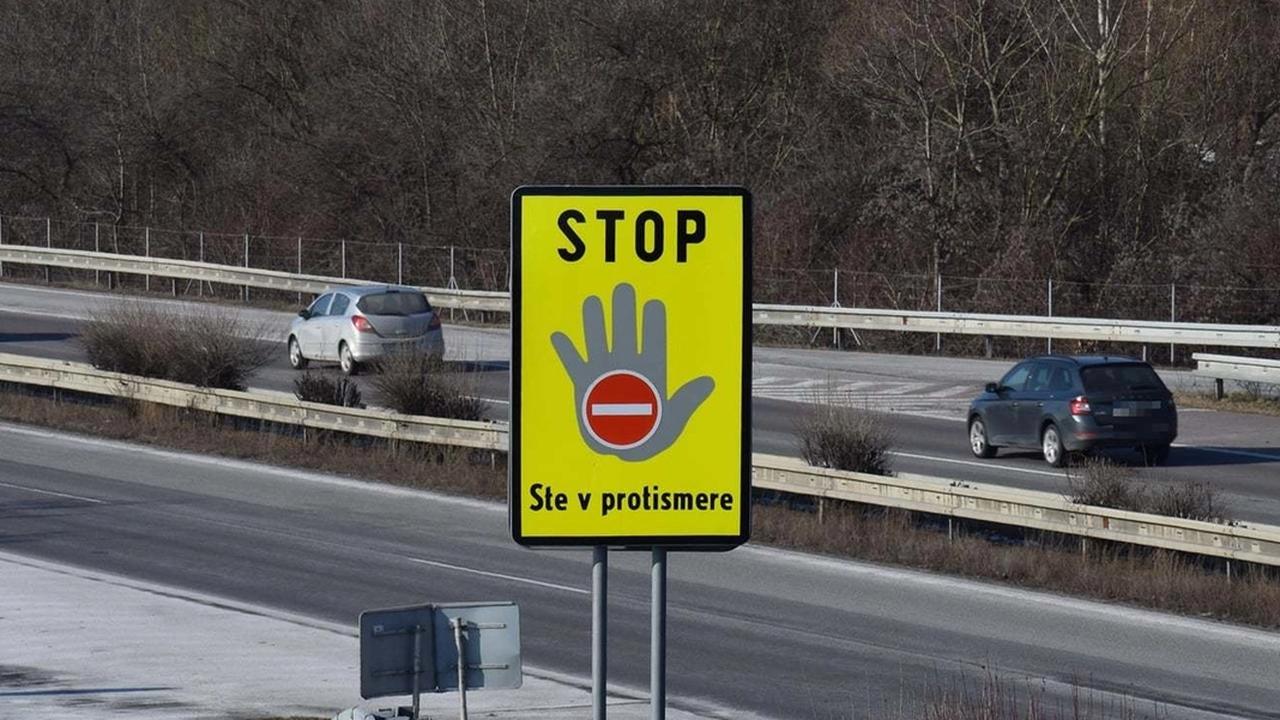 Časť diaľnice D1 pri Trnave bude cez víkend uzavretá. Dôvodom je montáž cyklomosta ponad diaľnicu medzi trnavskou automobilkou a obcou Zavar. (Ilustračné foto)
