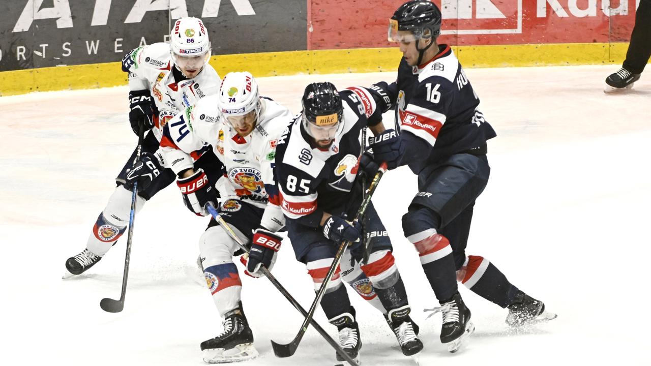 Na snímke sprava Roman Kukumberg, Marek Slovák (obaja Slovan), Nathanael Halbert a Daniel Brejčák (obaja Zvolen) v  prvom zápase kvalifikácie o playoff hokejovej Tipsport extraligy HC Slovan Bratislava - HKM Zvolen v pondelok 10. marca 2025 v Bratislave. FOTO TASR - Pavel Neubauer