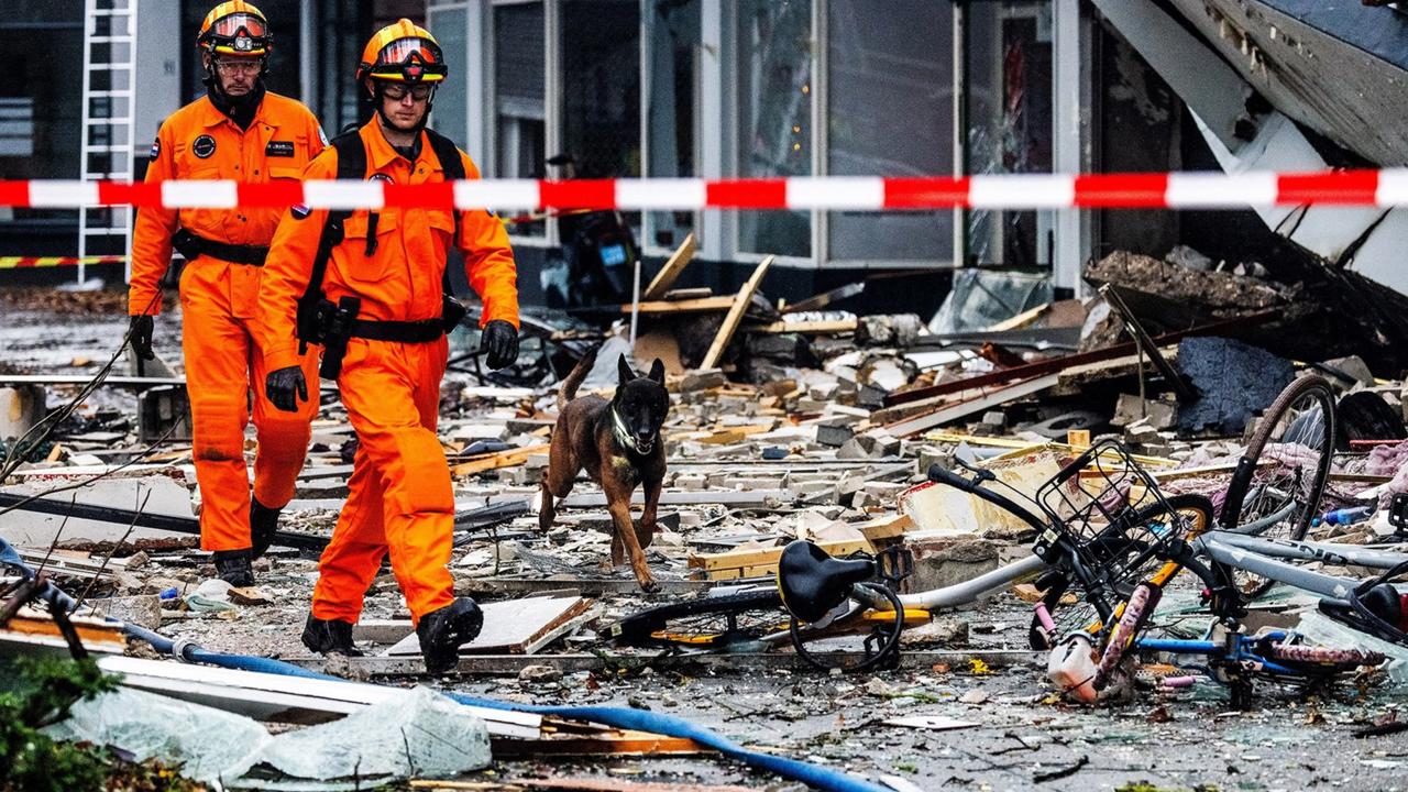 Záchranári zasahujú po explózii a požiari bytovky v holandskom Haagu 7. decembra 2024.