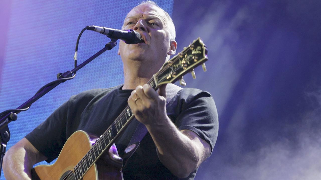 David Gilmour počas londýnskeho koncertu 2005.