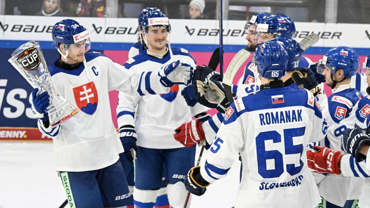 Na snímke vľavo kapitán slovenskej hokejovej reprezentácie Peter Cehlárik s pohárom za víťazstvo na medzinárodnom hokejovom stretnutí o Nemecký pohár v Landshute v nedeľu 10. novembra 2024. FOTO TASR - Pavel Neubauer