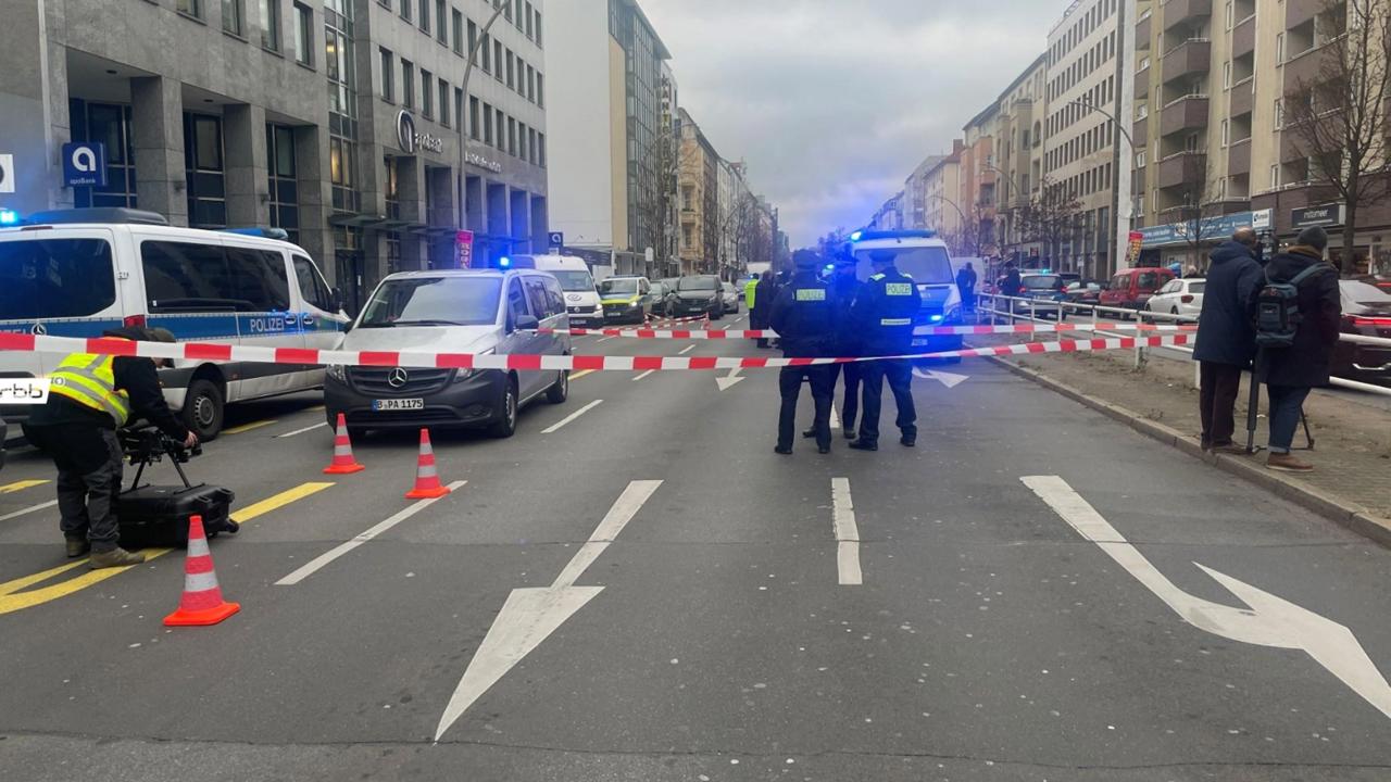 Berlín: Maskovaní lupiči prepadli banku, po aute s peniazmi strieľali