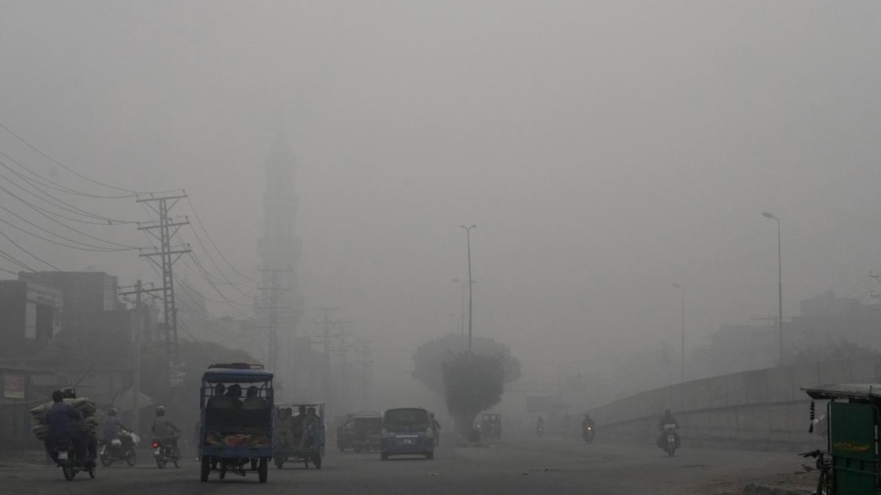 Ľudia kráčajú počas smogu v druhom najväčšom pakistanskom meste Láhaur v piatok 8. novembra 2024.