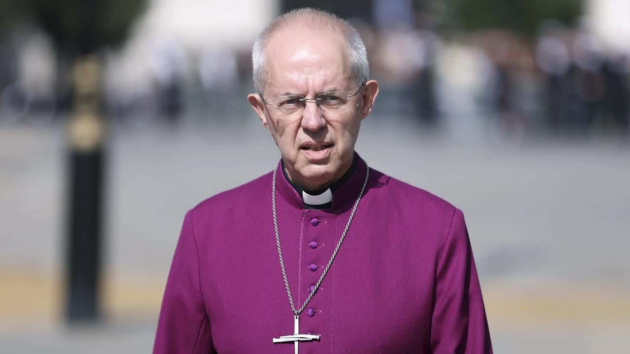 Na archívnej snímke zo 14. septembra 2022 canterburský anglikánsky arcibiskup Justin Welby sa prechádza v Londýne.