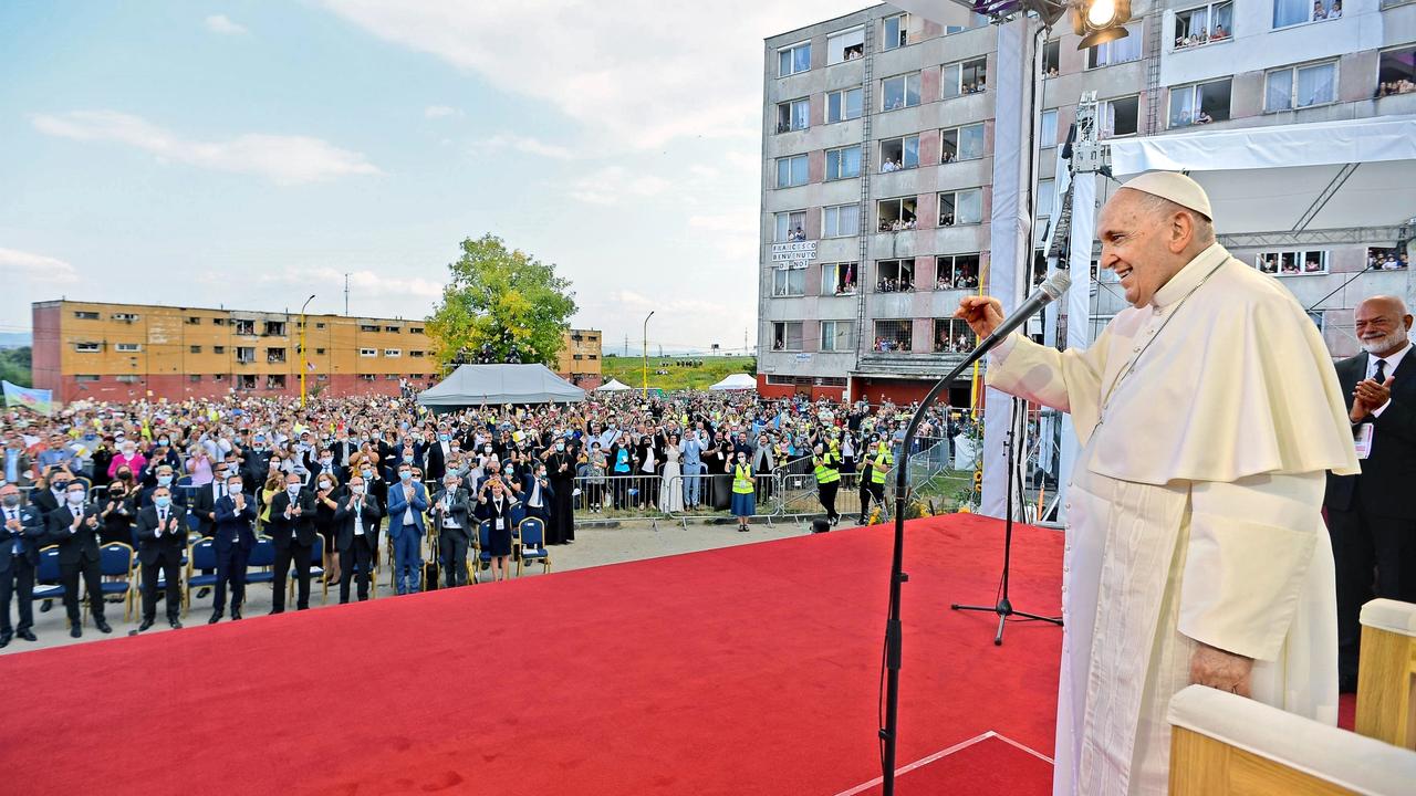 Pápež požehnal veriacim priamo v strede sídliska.