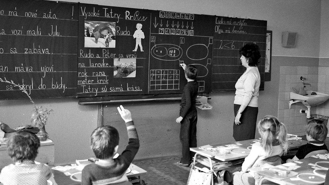 Komunisti sa hrdili bezplatným školstvom, pričom všetky učebnice a školské pomôcky boli zadarmo.