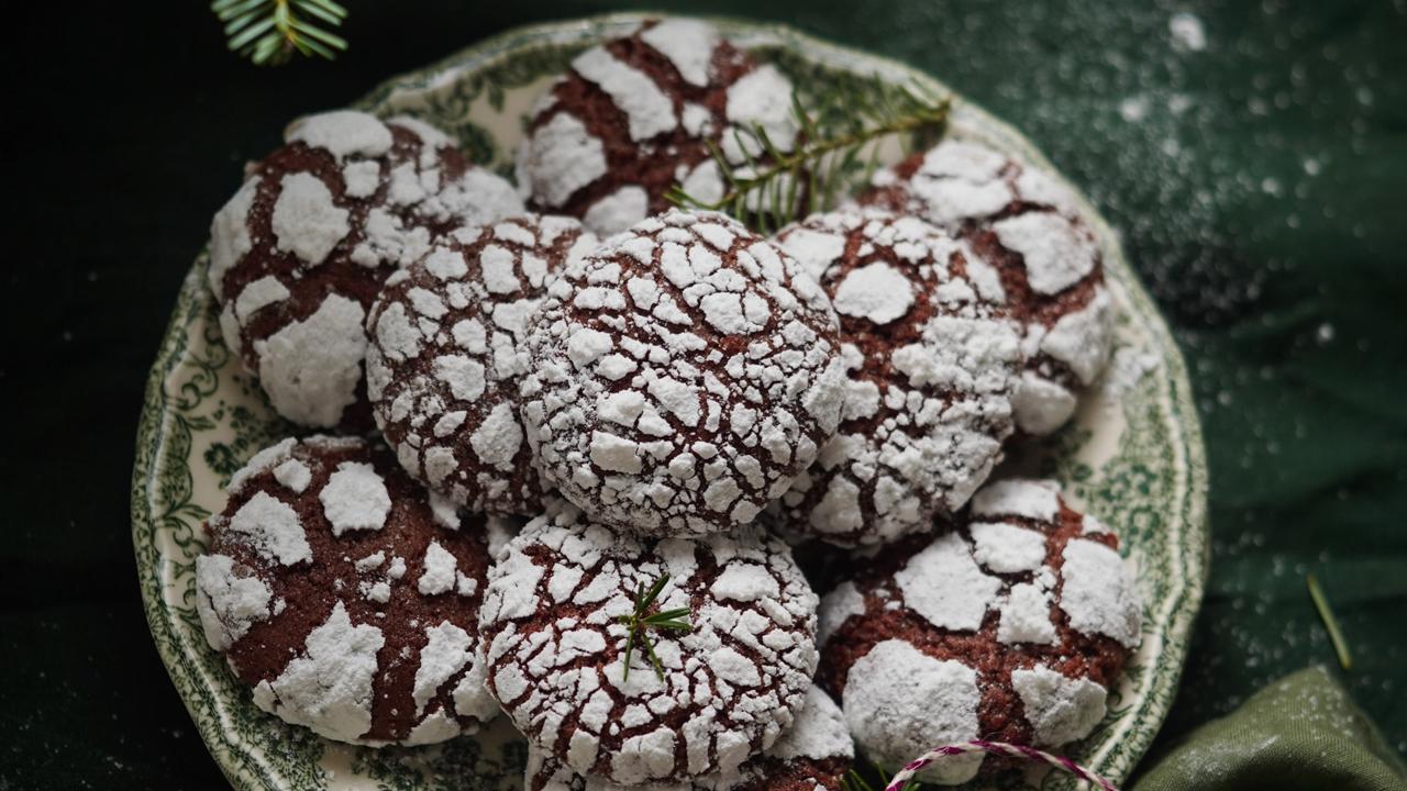 Vegan perníkové crinkles podľa receptu blogerky Surová dcérka.