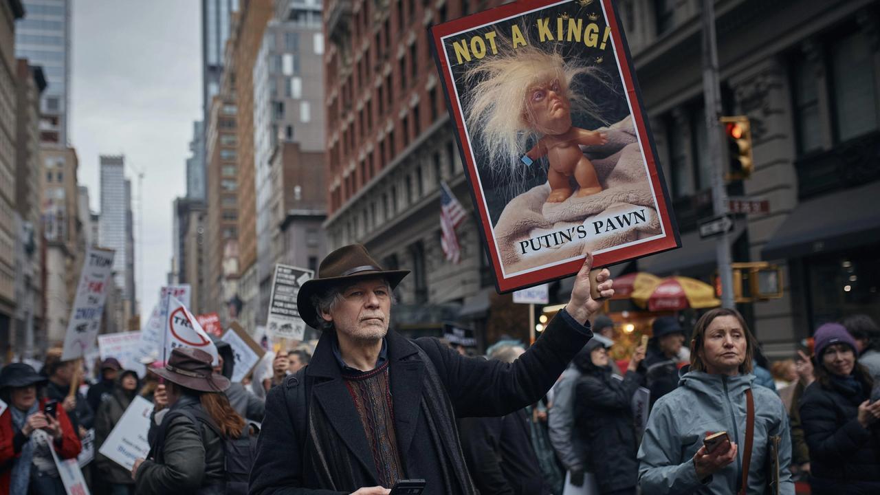 WA 90 New York - Demonštranti protestujú proti politike administratívy Donalda Trumpa a jeho poradcu Elona Muska v New Yorku v sobotu 5. apríla 2025. Vo viacerých mestách USA sa konajú protesty proti Trumpovi a Muskovi pod mottom pod mottom „Ruky preč!“. FOTO TASR/AP
Protestors hold signs as they take to the streets and march during a "Hands Off!" protest against President Donald Trump on Saturday, April 5, 2025, in New York. (AP Photo/Andres Kudacki)