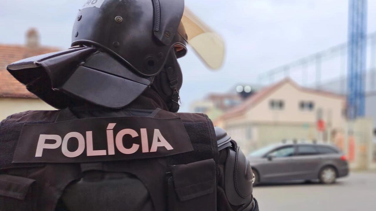 Polícia počas bezpečnostných opatrení dohliadala na pokojný príchod fanúšikov Slovana na trnavský štadión, ktorý sa nakoniec zaobišiel bez hromadného narušenia verejného poriadku. Celkovo evidujeme 10 incidentov, všetky sme zadokumentovali ako priestupky.