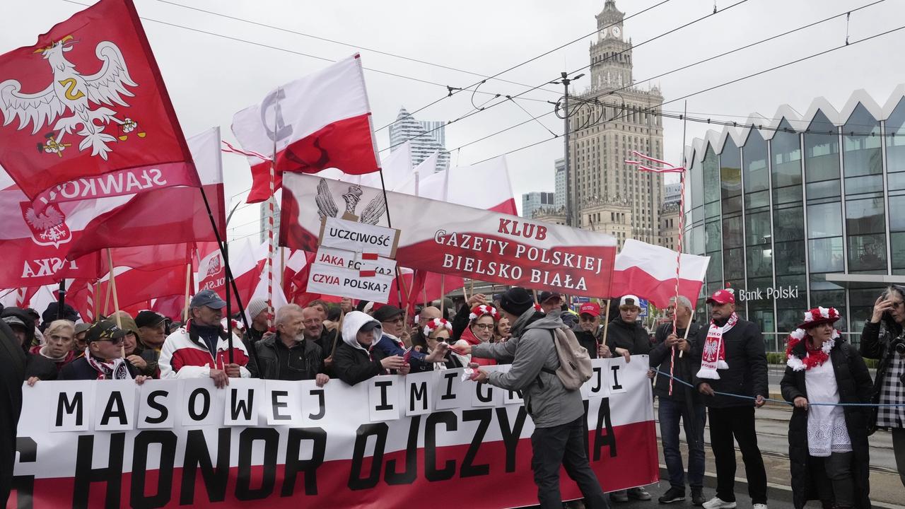 Niekoľko tisíc ľudí protestovalo v sobotu vo Varšave proti nelegálnemu prisťahovalectvu a proti proeurópskej vláde premiéra Donalda Tuska. Do ulíc vyšli niečo vyše týždňa pred prezidentskými voľbami, píše TASR podľa agentúry AFP.