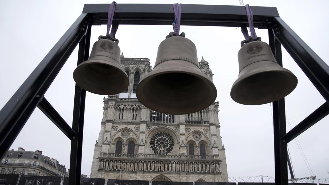 AG28 Paríž - Na snímke zvon (uprostred), na ktorý zvonili víťazovia počas 33. letných olympijských hier v Paríži, pred inštaláciou v katedrále Notre Dame vo štvrtok 7. novembra 2024 v Paríži. Olympijský zvon je jedným z troch osadených zvonov. Znovuotvorenie pamiatky po rozsiahlom požiari a päťročnej rekonštrukcii je naplánované na 7. decembra 2024. FOTO TASR/AP

A bell, center, that Olympic medalists rang at the Paris Games, is seen before being installed in Notre Dame Cathedral, ahead of the monument's grandiose reopening following a massive fire and five-year reconstruction effort, Thursday, Nov. 7, 2024 in Paris. (AP Photo/Christophe Ena)