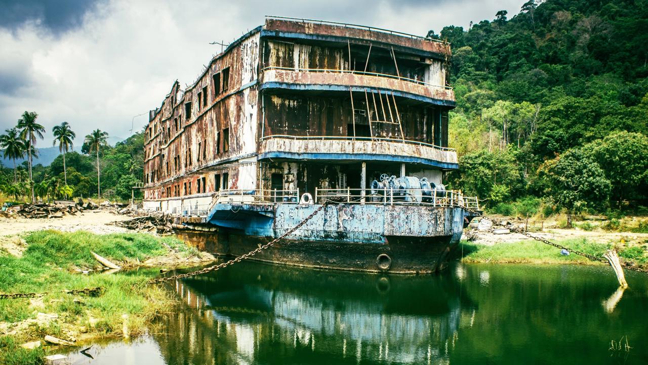 Smer šrotovisko. Plávajúci hotel Grand Laguna bol niekedy vyhľadávaným útočiskom pre bohatých hostí z celého sveta. 