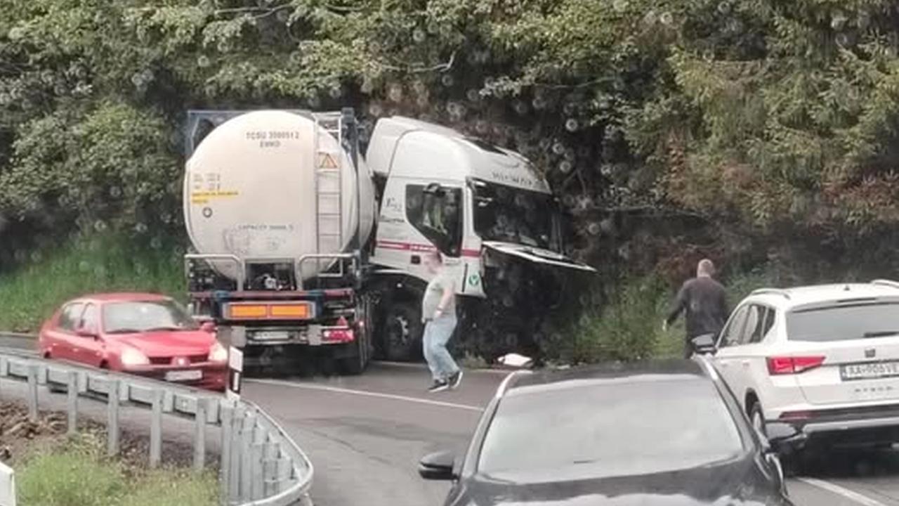 V stúpaní na Čertovicu havaroval kamión, cestu dočasne uzavreli