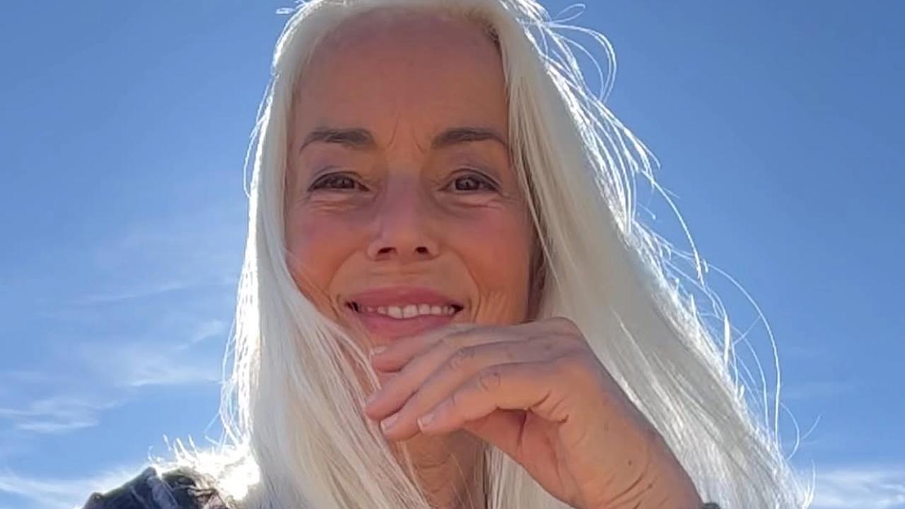 Modelka Yazemeenah Rossi (69) žije v súlade s prírodou, miluje fotenie a sama je fotografkou. Nemá žiadne estetické vylepšenia, jej fotografie sú bez retuše a spolieha sa len na mäkké prírodné svetlo. Jej fotografie odrážajú jej umeleckú dušu.