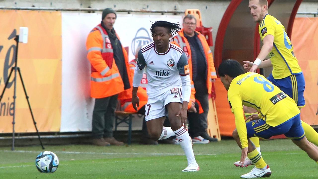 Na snímke zľava Ridwan Sanusi (Podbrezová) a Juši Šimamura (Michalovce) počas zápasu 19. kola Niké ligy FK Železiarne Podbrezová - MFK Zemplín Michalovce v sobotu 10. februára 2024 v Podbrezovej. FOTO TASR - Ján Krošlák 