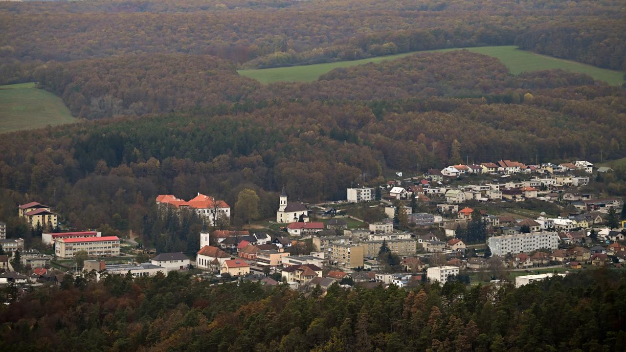 Pohľad na Uhrovec z cesty na Jankov vŕšok.