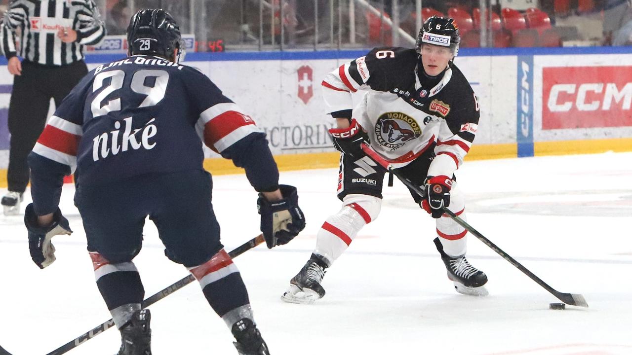 Na snímke zľava Peter Bjalončík (Slovan) a Boris Žabka (Banská Bystrica) bojujú o puk počas zápasu 14. kola Tipos extraligy MONACObet Banská Bystrica - HC Slovan Bratislava v Banskej Bystrici 25. októbra 2024. FOTO TASR - Ján Krošlák