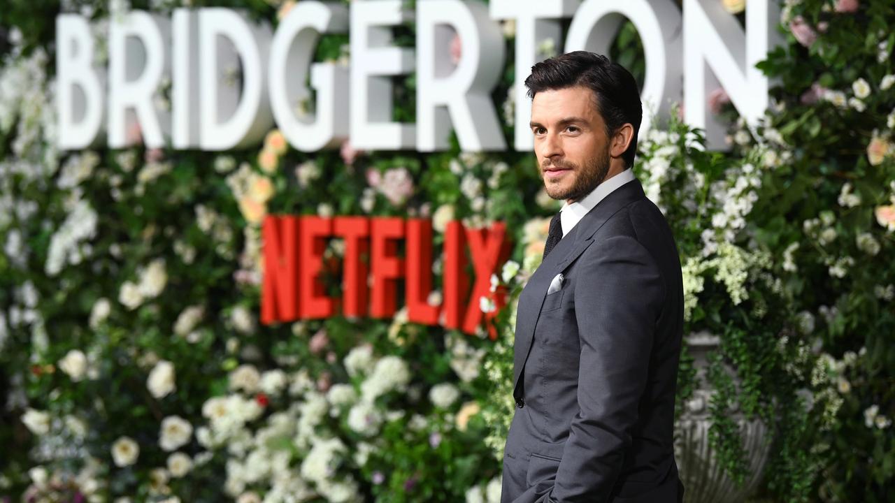 Gay, ktorého milujú milióny žien: Jonathan Bailey z Bridgertonu a jeho odvážny coming out!