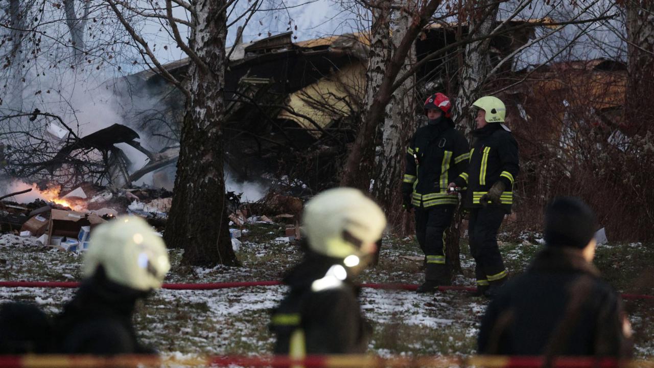 Pád nákladného lietadla spoločnosti DHL  neďaleko litovského Vilniusu. Na palube lietadla boli štyri osoby.