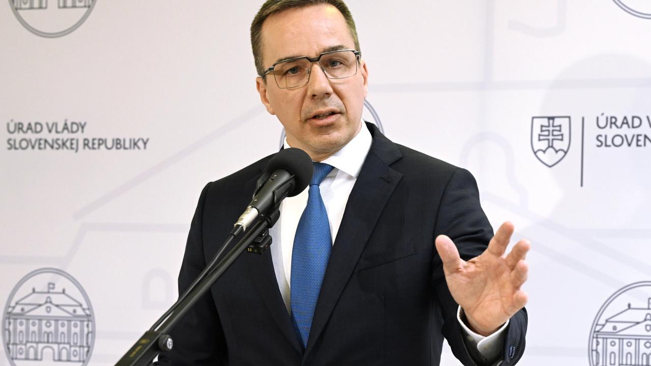 Na snímke minister práce, sociálnych vecí a rodiny SR Erik Tomáš (HLAS-SD) gestikuluje počas brífingu po rokovaní vlády SR v Bratislave v stredu 5. marca 2025.