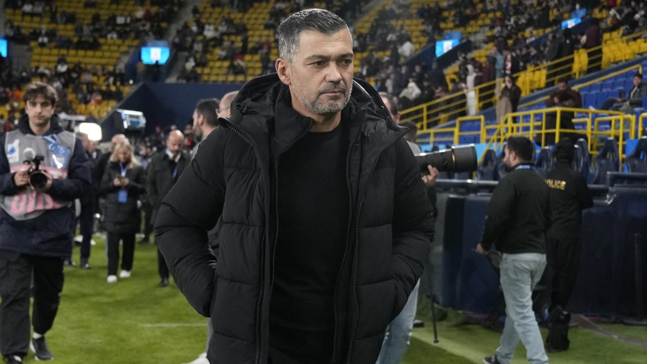 AZ24 Rijád - Na snímke tréner tímu AC Miláno Sergio Conceicao pred semifinále Talianskeho superpohára Juventus Turín - AC Miláno v Rijáde 3. januára 2025. FOTO TASR/AP

AC Milan's head coach Sergio Coceicao walks onto the pitch before the Italian Super Cup semifinal soccer match between Juventus and Milan in Riyadh, Saudi Arabia, Friday, Jan. 3, 2025. (AP Photo/Altaf Qadri)