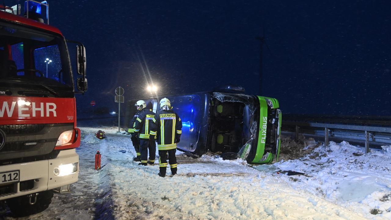 Príslušníci záchranných zložiek zasahujú pri nehode autobusu spoločnosti Flixbus na diaľnici A11 v spolkovej krajine Brandenbursko na severovýchode Nemecka v sobotu 11. januára 2025. Pri nehode zahynuli dve osoby.