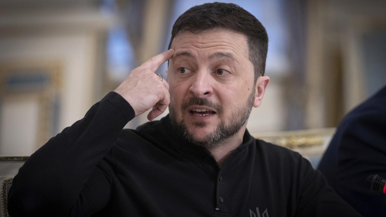 AZ4 Kyjev - Na snímke ukrajinský prezident Volodymyr Zelenskyj počas stretnutia s nemeckým opozičným lídrom a kandidátom na kancelára Friedrichom Merzom, ktorý vedie v prieskume verejnej mienky pred februárovými predčasnými parlamentnými voľbami v Kyjeve 9. decembra 2024. Zelenskyj v pondelok požiadal Nemecko o väčšiu podporu Kyjeva vo vojne proti Rusku. Pripomenul tiež žiadosť Ukrajiny o pozvanie do NATO a dodávku nemeckých rakiet dlhého doletu. FOTO TASR/AP 

Ukrainian President Volodymyr Zelenskyy talks during his meeting with Chairman of the German Christian Democratic Party (CDU) Friedrich Merz in Kyiv, Ukraine, Monday, Dec. 9, 2024. (AP Photo/Efrem Lukatsky).