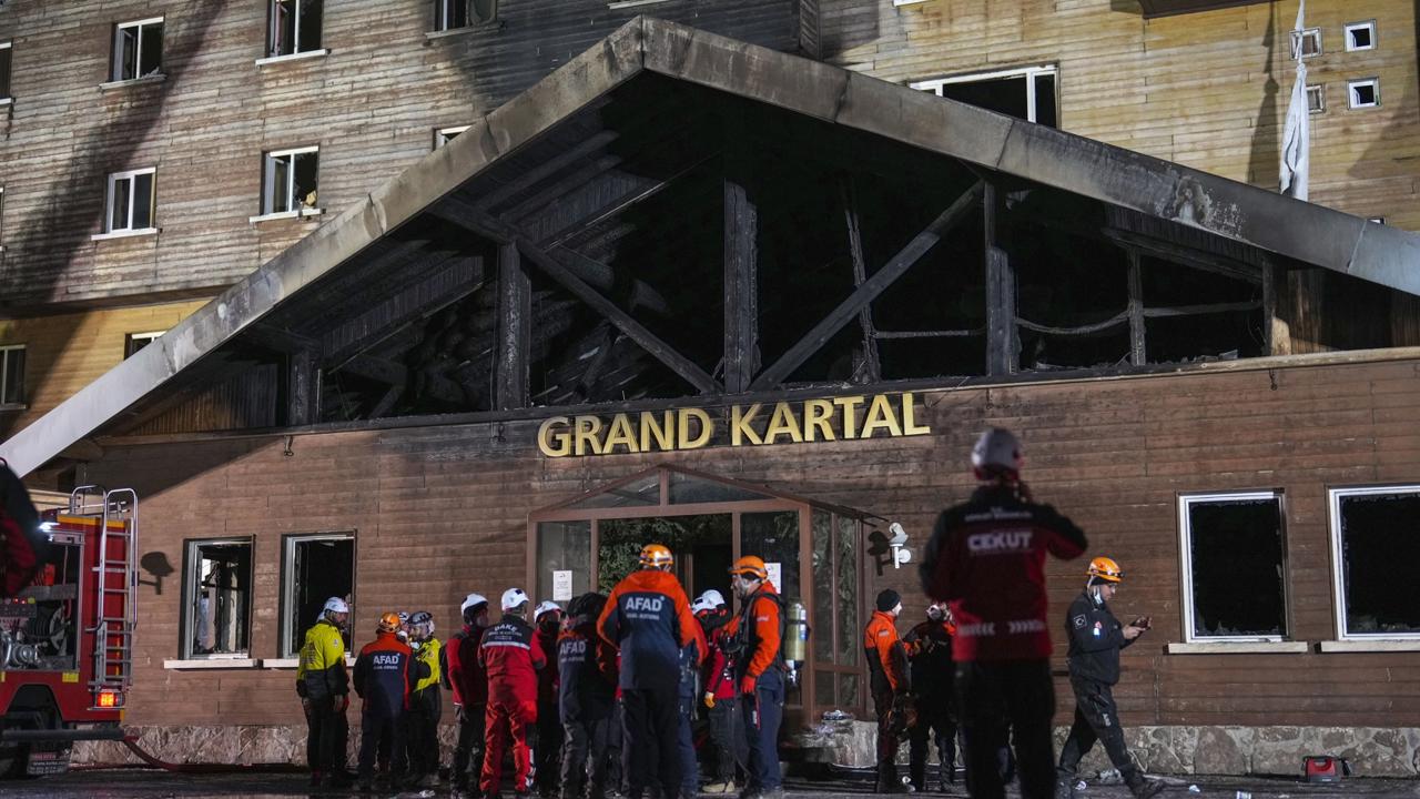 Hasiči a príslušníci záchranných zložiek zasahujú po požiari, ktorý zachvátil hotel v populárnom lyžiarskom stredisku Kartalkaya v regióne Bolu na severozápade Turecka.