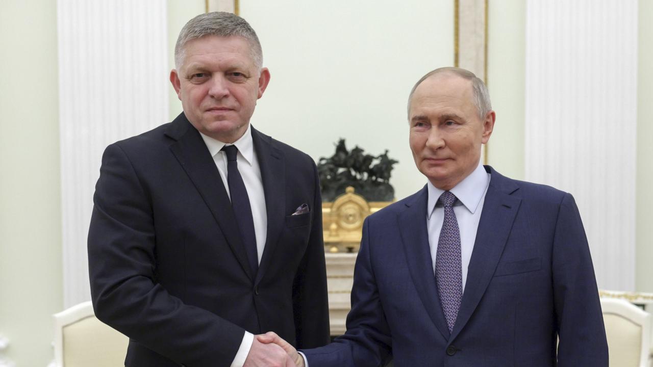 Ruský prezident Vladimir Putin  a slovenský premiér Robert Fico počas stretnutia v Moskve 22. decembra 2024.