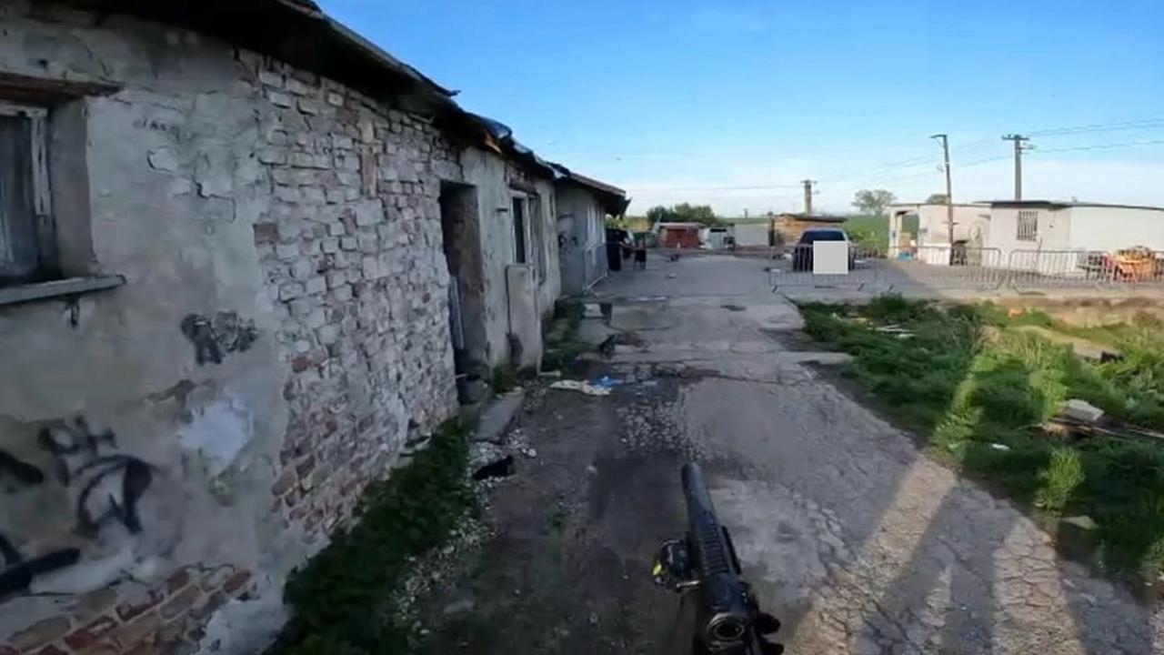 Vyšetrovateľ v súvislosti so včerajším zásahom polície v meste Trnava, v časti Farárske vzniesol obvinenie všetkým piatim zadžaným osobám. Pre trojicu z nich žiadal väzbu.