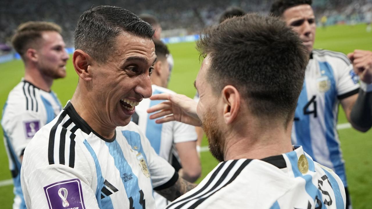 Na archívnej snímke Angel Di Maria (vľavo) a Lionel Messi po ztriumfe na MS 2022.