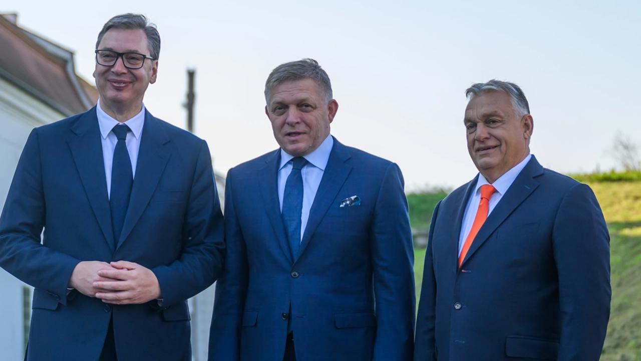 Na snímke zľava prezident Srbska Aleksandar Vučič, predseda vlády SR Robert Fico a predseda vlády Maďarska Viktor Orbán počas summitu lídrov Slovenskej republiky, Srbska a Maďarska k nelegálnej migrácii v Komárne 22. októbra 2024. FOTO TASR - Jaroslav Novák